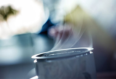 Chef innovant en cuisine malgré les retards